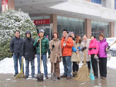 科靈義務(wù)勞動創(chuàng)業(yè)大廈掃雪